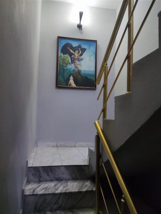 Dafina Hotel Тирана Екстер'єр фото