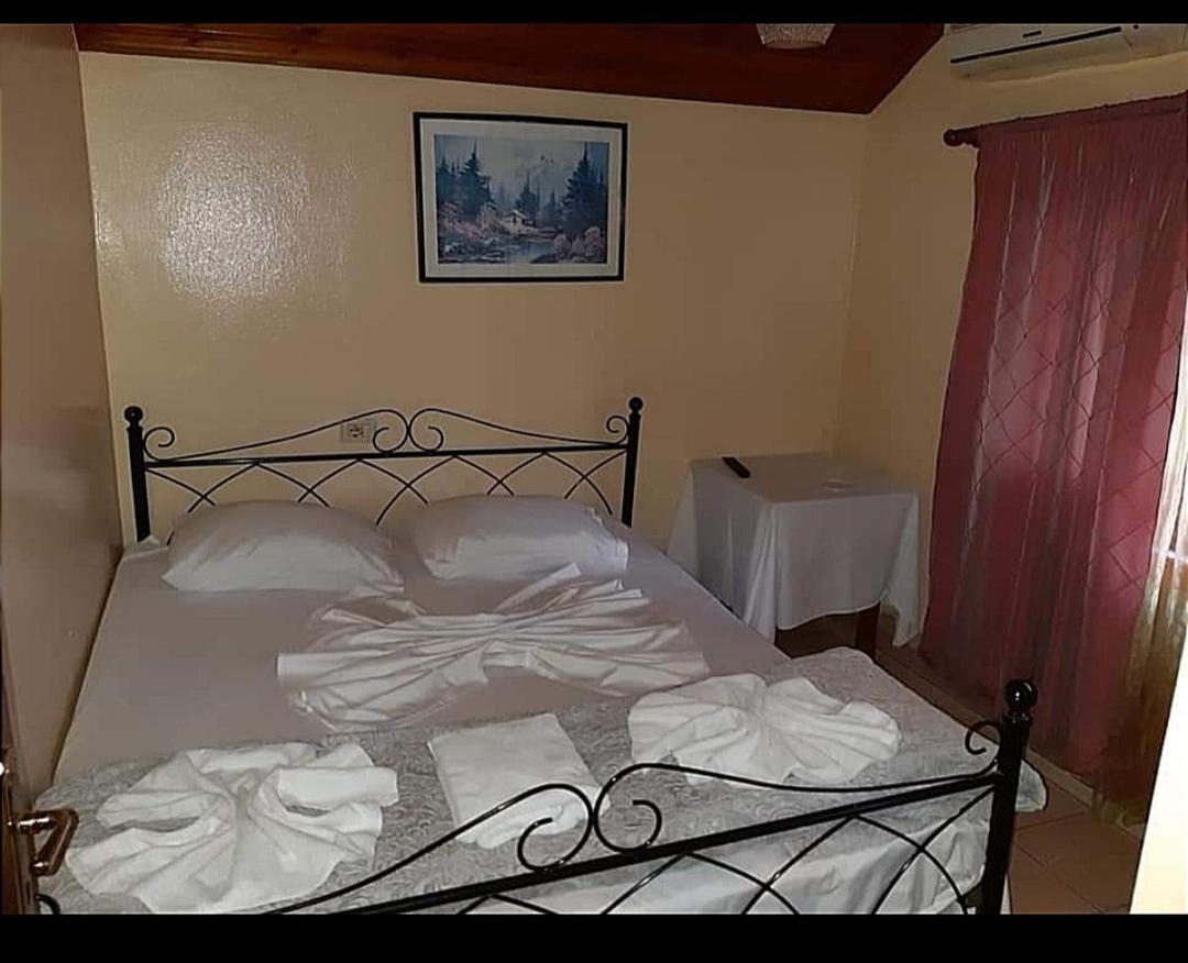 Dafina Hotel Тирана Екстер'єр фото