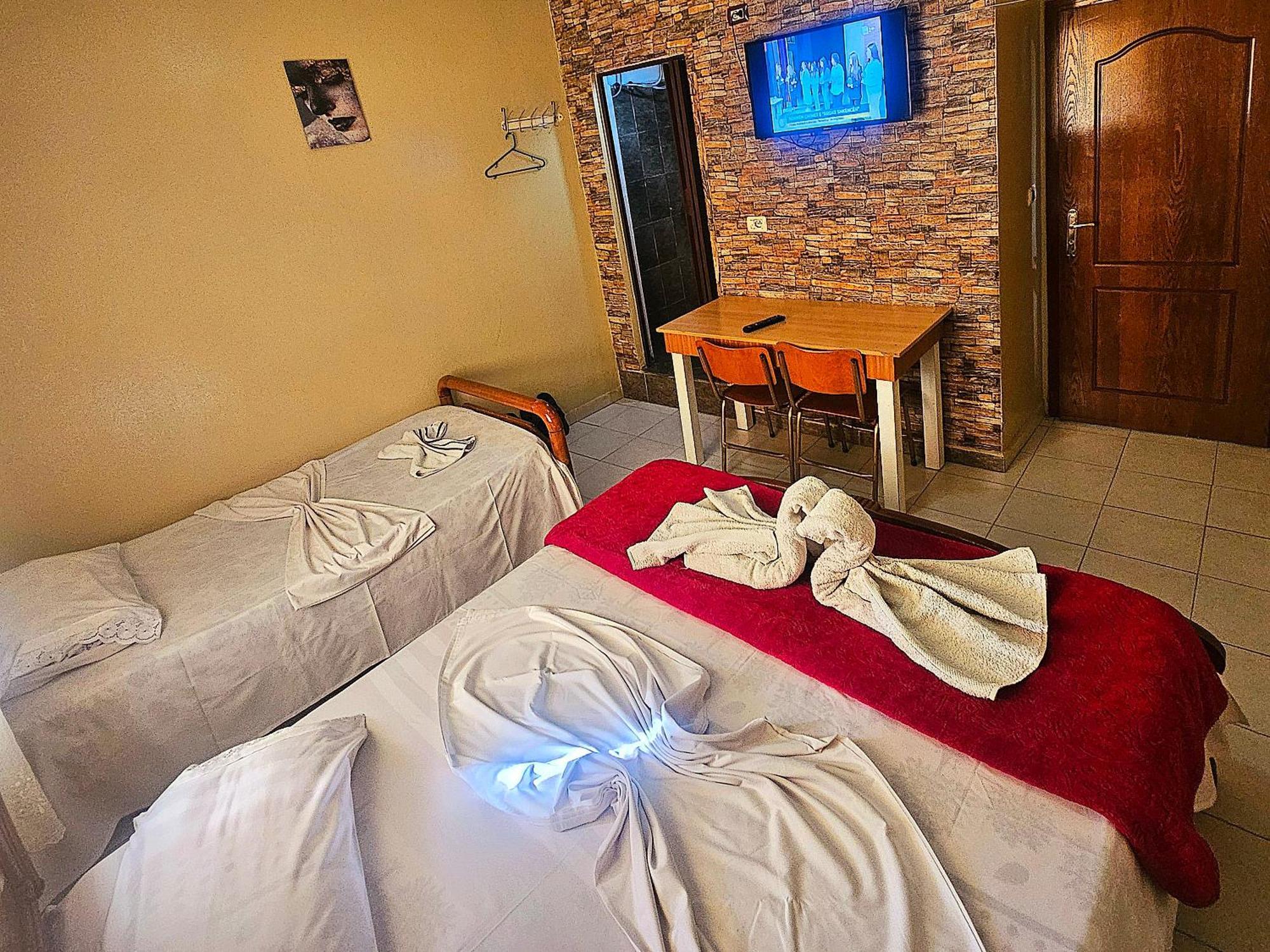Dafina Hotel Тирана Екстер'єр фото