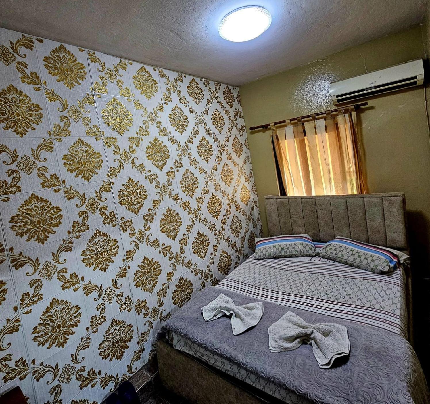 Dafina Hotel Тирана Екстер'єр фото