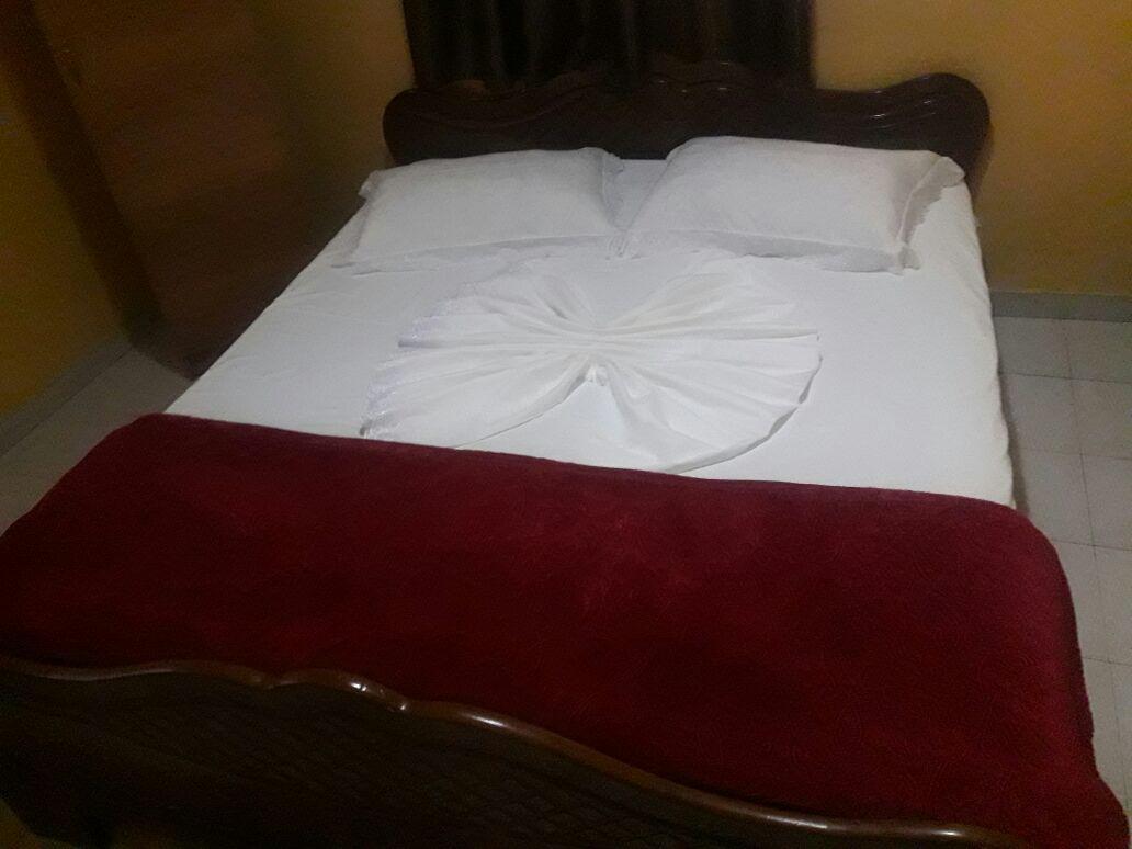 Dafina Hotel Тирана Екстер'єр фото