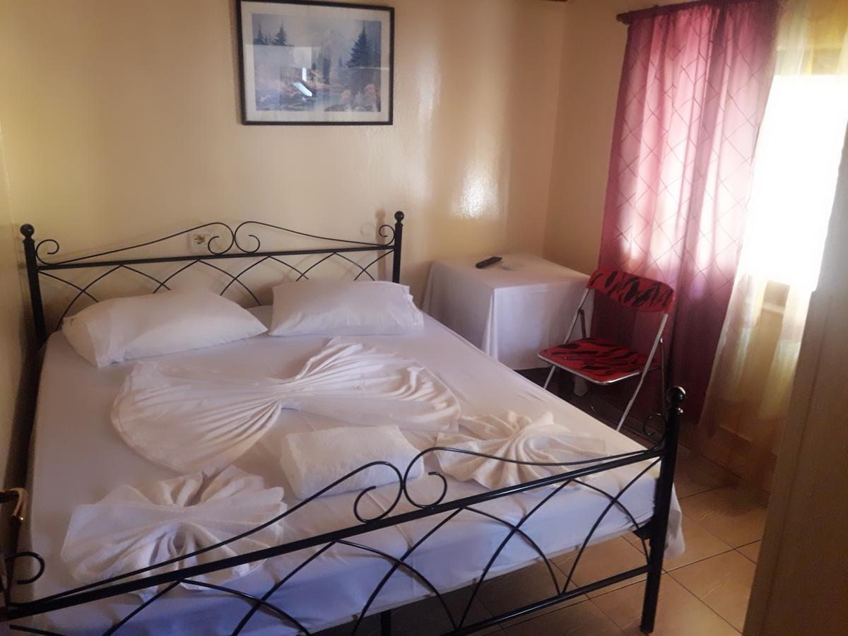 Dafina Hotel Тирана Екстер'єр фото